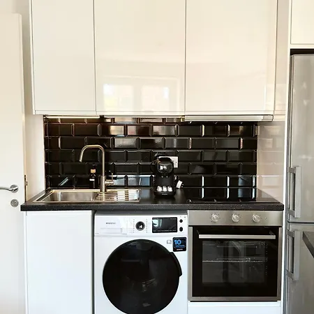 Deluxe Centre Two Bedroom - Grand House Apartment