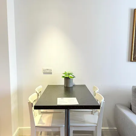 Deluxe Centre Two Bedroom - Grand House Apartment
