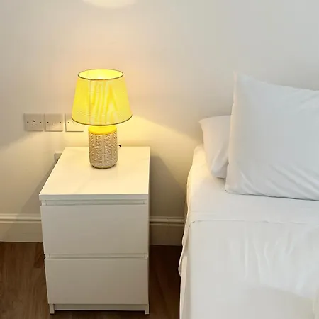 Deluxe Centre Two Bedroom - Grand House Apartment