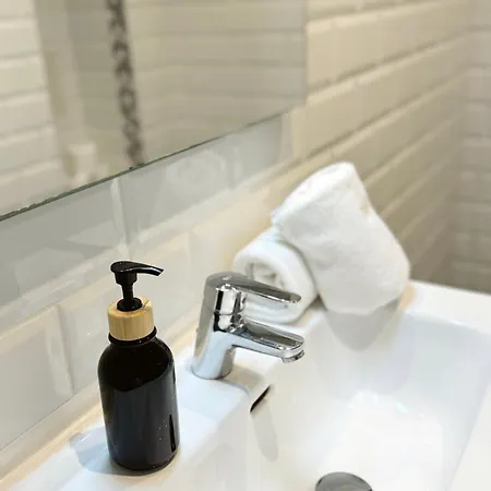 Deluxe Centre Two Bedroom - Grand House Apartment